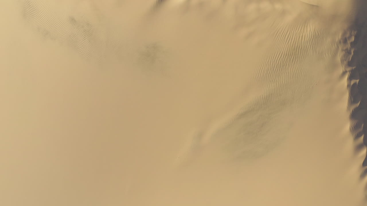 캘리포니아의 모하비 국립 보호 구역인 켈소에 있는 거대한 모래 언덕을 드러내는 드론 상승