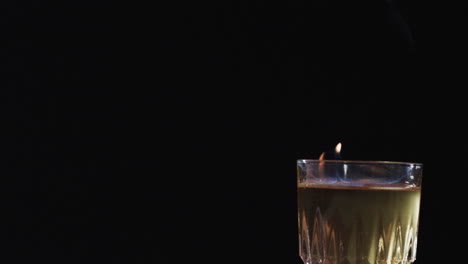 video de alcohol con llamas de fuego amarillas y espacio de copia en fondo negro