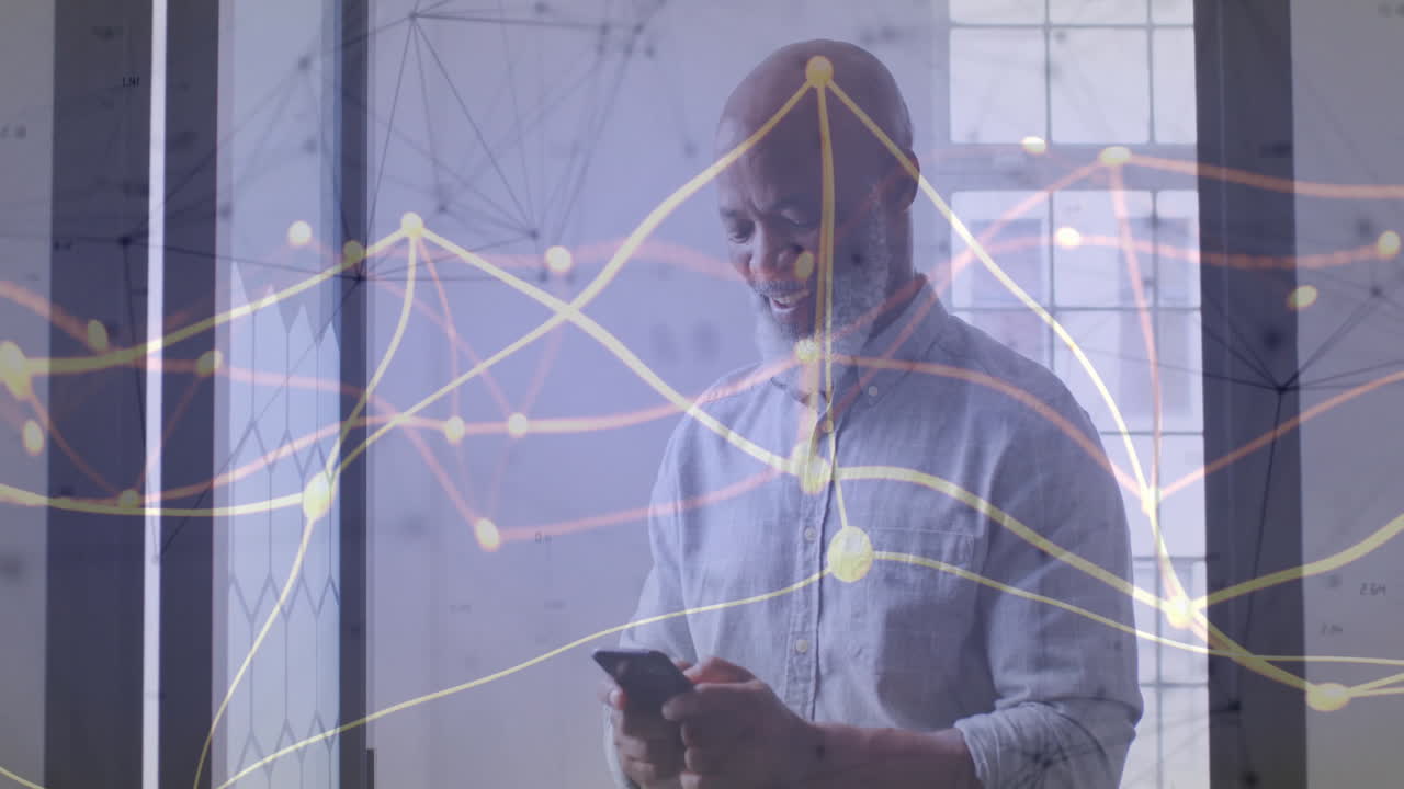 animación de procesamiento de datos y conexiones sobre hombre biracial usando teléfono inteligente
