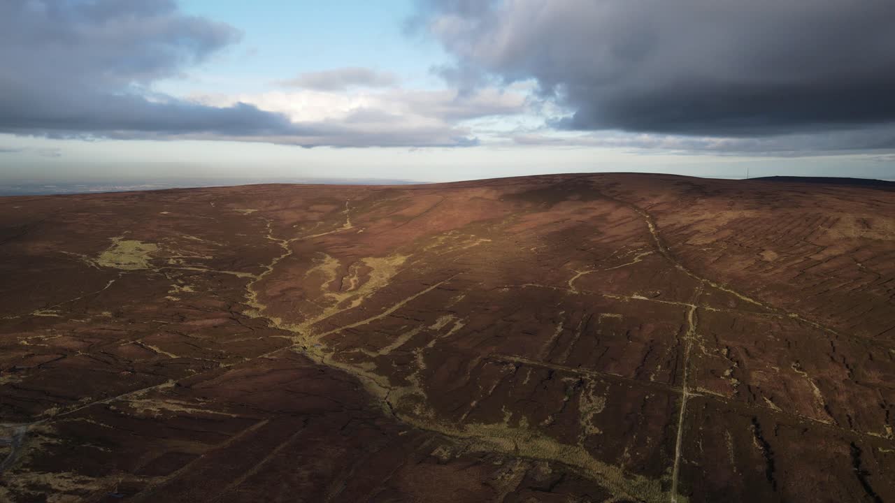 vista aérea de las colinas de césped en las montañas de wicklow, irlanda en un día nublado - toma de dron