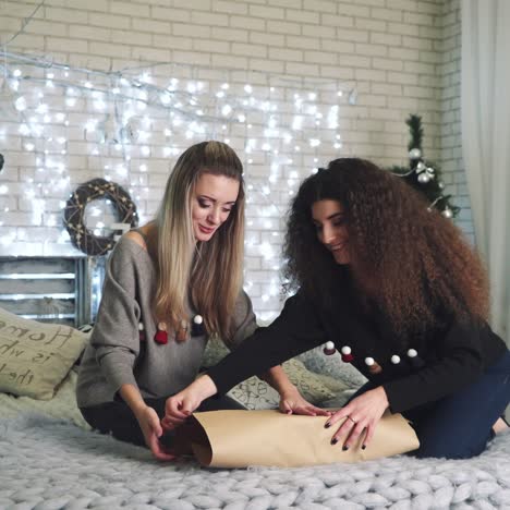 las mujeres empacan regalos de navidad.