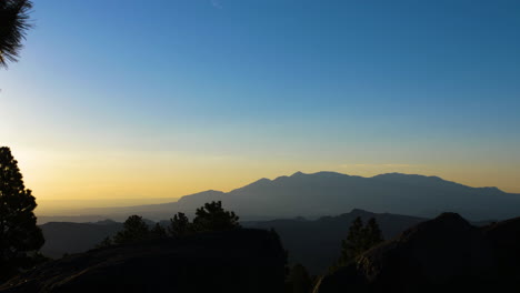 Wide-Shot-of-an-early-morning-sunrise-at-Larb-Hollow-Overlook-near-Torrey,-Utah