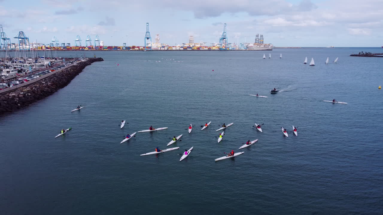 그란 카나리아에서 서핑 스키 경주를 통해 공중 촬영