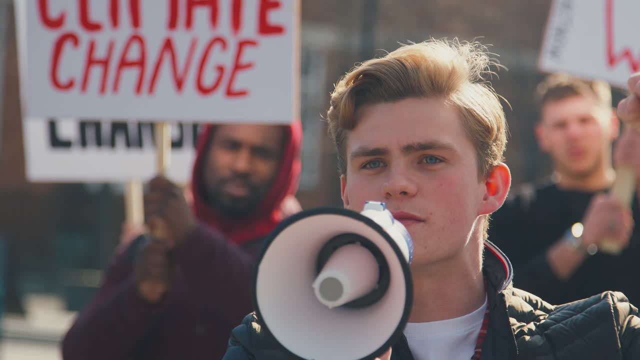 cierre de manifestantes con pancartas y megáfonos en una marcha de manifestación contra el cambio climático