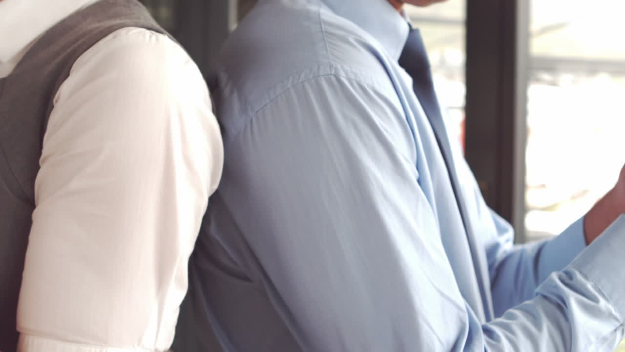 스마트폰을 사용하는 사업가들