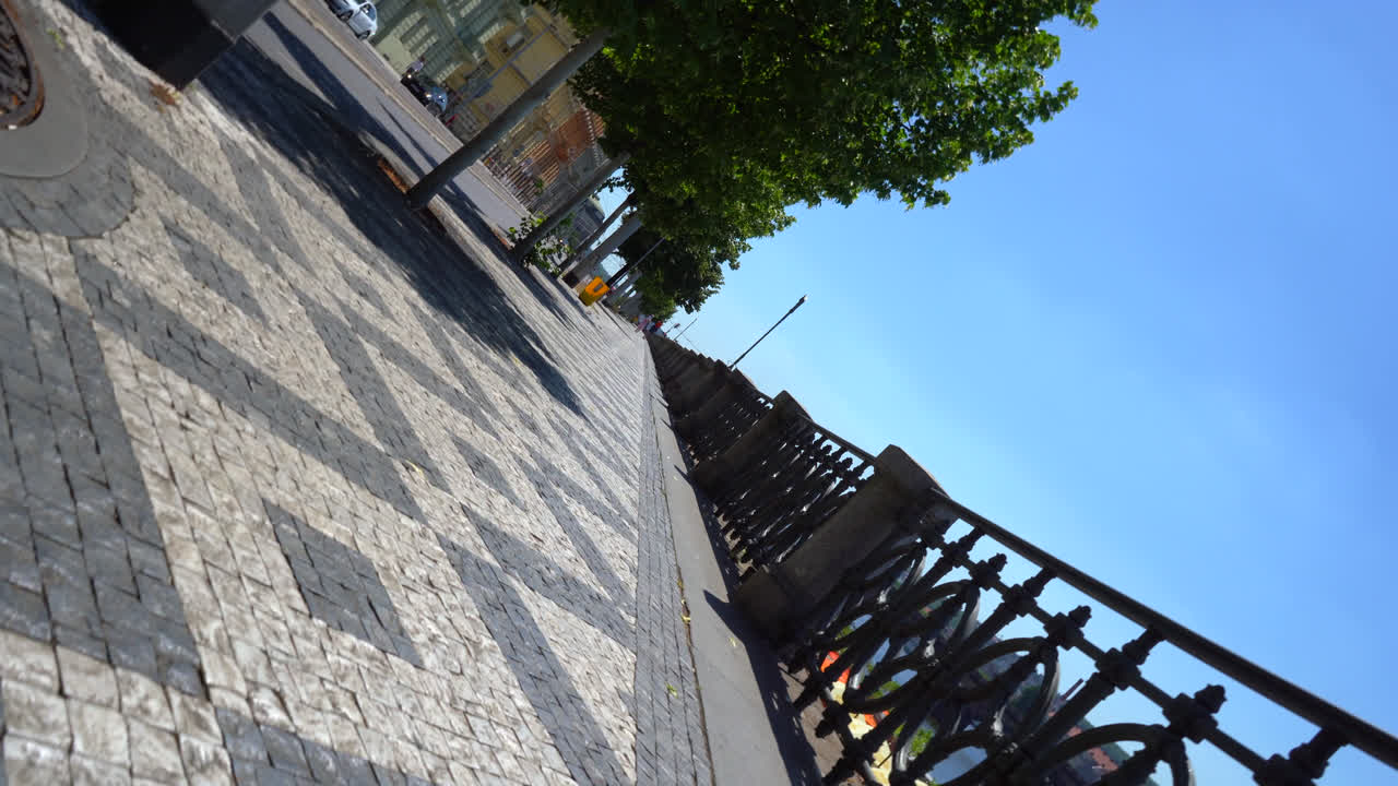 dji ronin s로 촬영한 4k 프라하의 회전하는 거리 영상