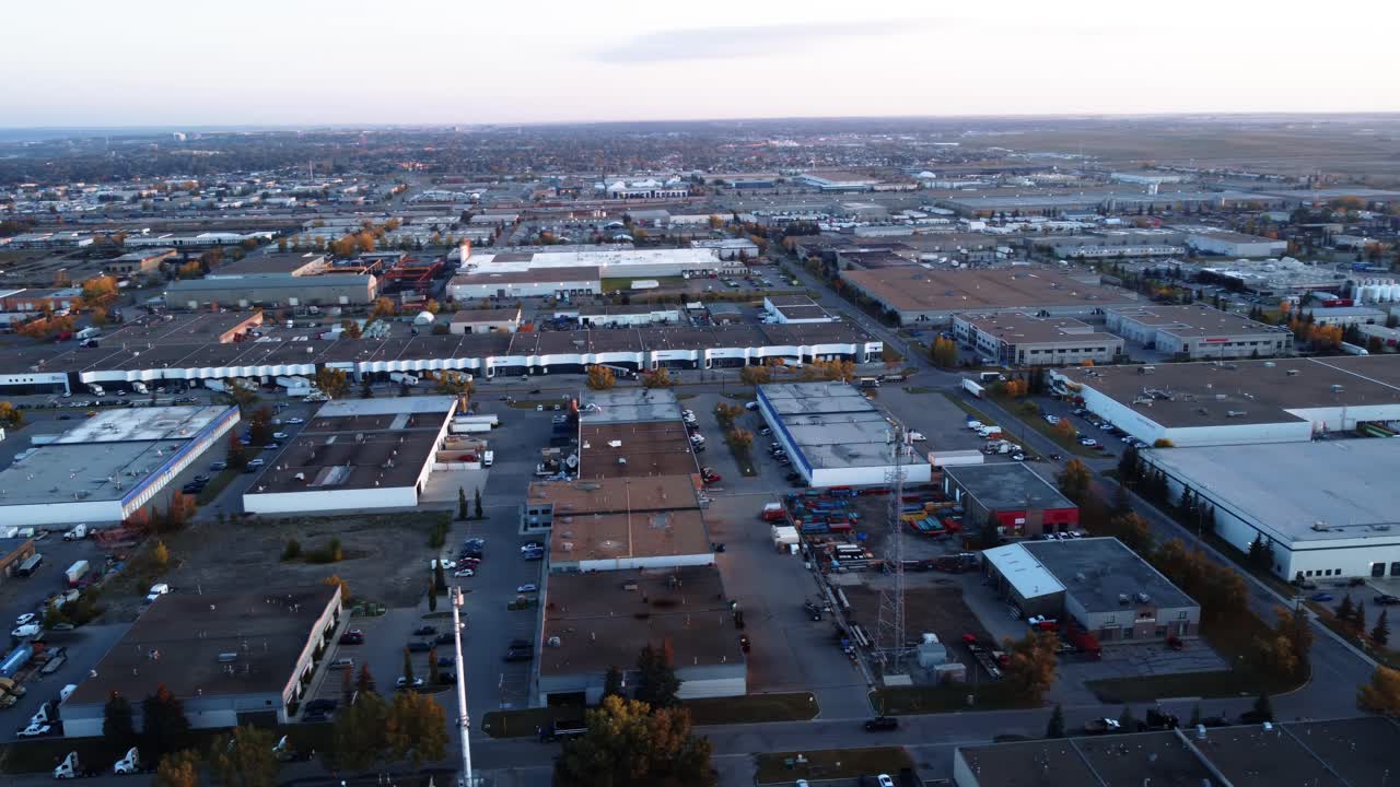 해가 뜨면 캘거리 산업 구역에서 원형 드론 촬영