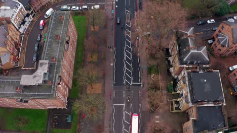 hermosa vista panorámica revela un disparo de drone desde el ángel de la carretera de la ciudad hasta la torre del atlas y los rascacielos de londres