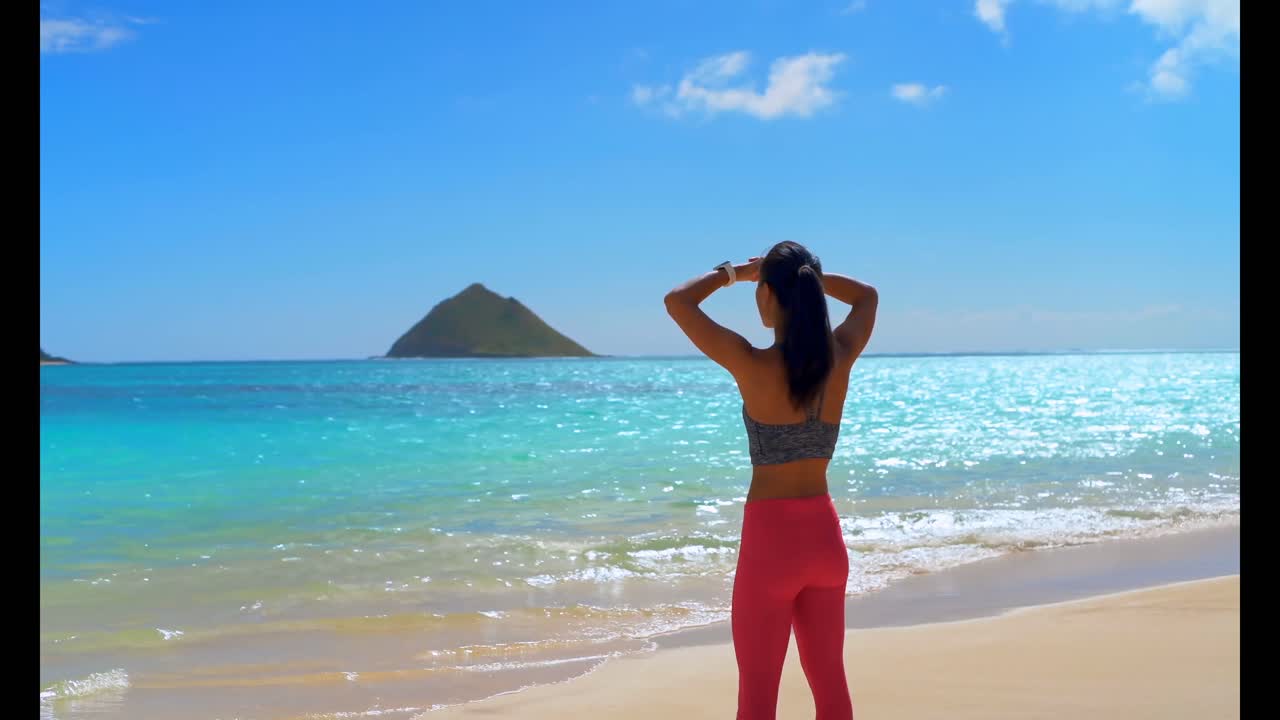 해변 4k에서 그녀의 눈을 보호하는 여자