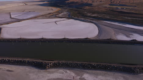 vuelo de drones sobre el lago rosa en utah usa