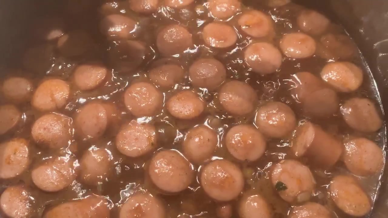 Cucinare salsicce in una pentola con lenticchie