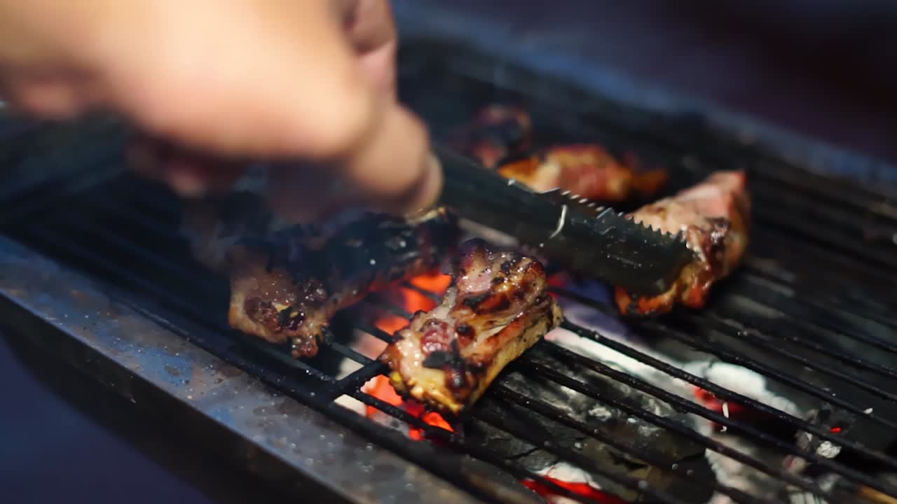 Cottura di costine di maiale sul barbecue in tempo reale