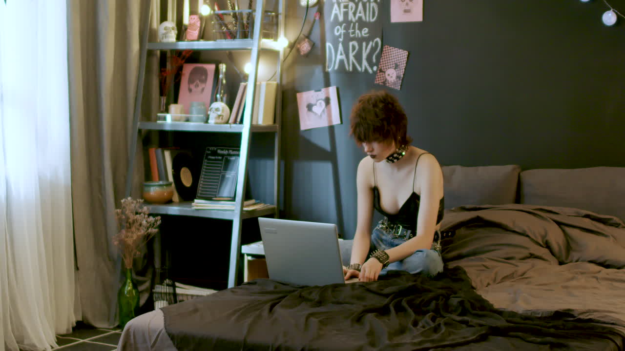 девушка в спальне.