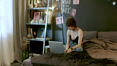 chica en el dormitorio