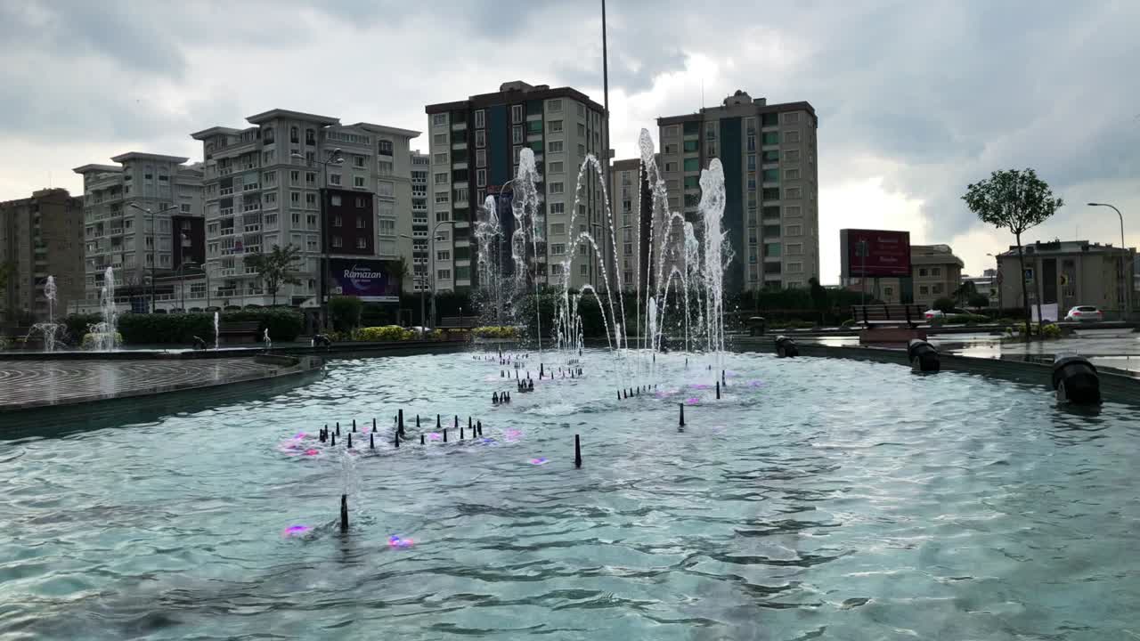 공원 의 분수 에 물 이 아지는 것