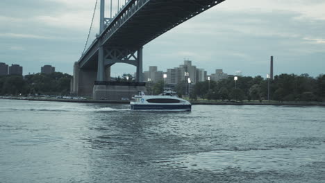 Wide-Shot-Ferry-East-River-New-York-Desde-Astoria-Park-Mirando-Hacia-Randall&#39;s-Island-Park