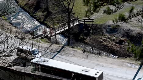 pasemos el autobús aquí al lado del castillo de bran, rumania, europa