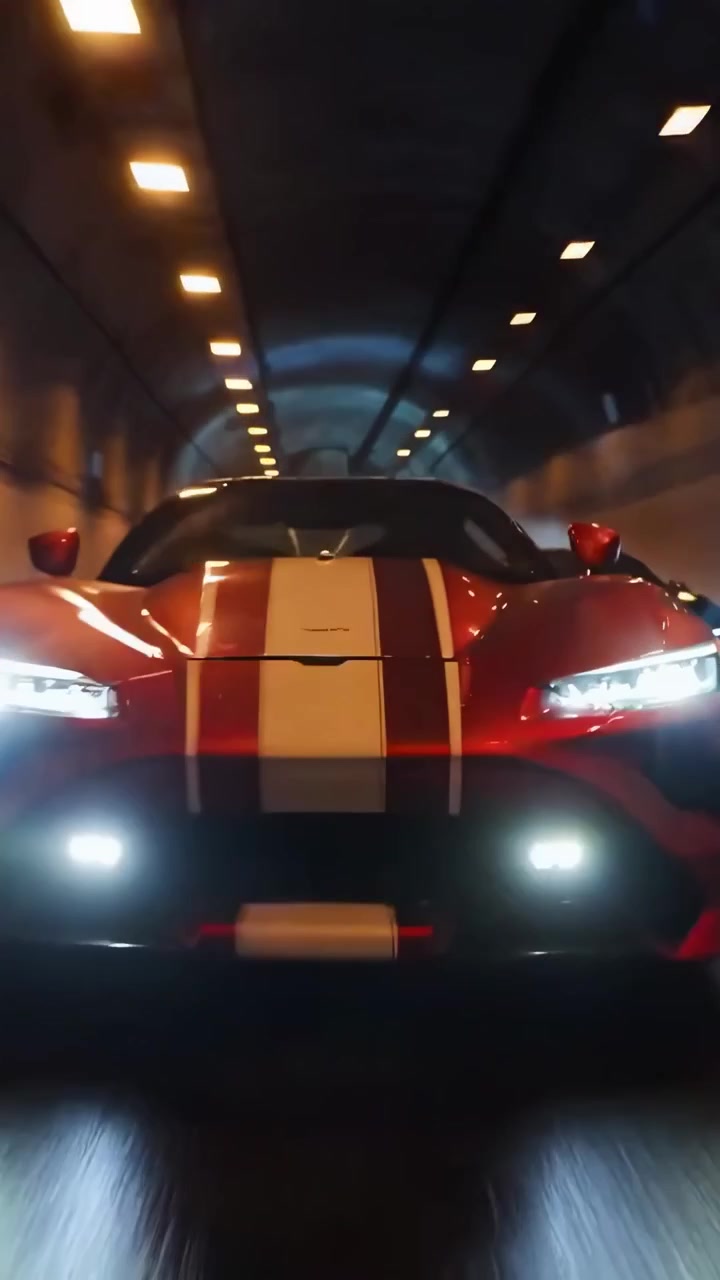 Auto sportive ad alta velocità che corrono attraverso un tunnel illuminato