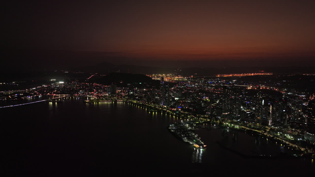 파나마 시티 항공 v58 시네마틱 플라이오버 베이 패닝 해안 진입로를 따라 해안가 고층 타워와 황혼의 밤에 조명이 켜진 시내 도시 경관 - 매빅 3 시네로 촬영 - 2022년 3월
