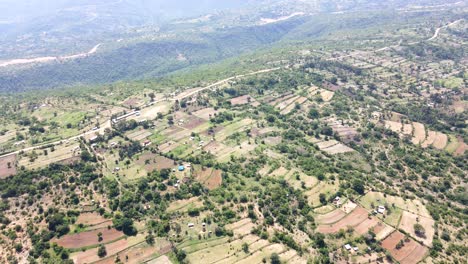 Drone-View-Of-West-Pokot,-North-Rift--kenia--:temporada-De-Lluvia-Verde-En-Las-Partes-Secas-Del-Norte-De-Kenia