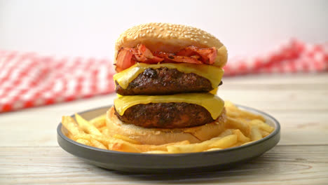 Hamburger-Oder-Rindfleischburger-Mit-Käse,-Bacon-Und-Pommes-Frites---Ungesunder-Essensstil