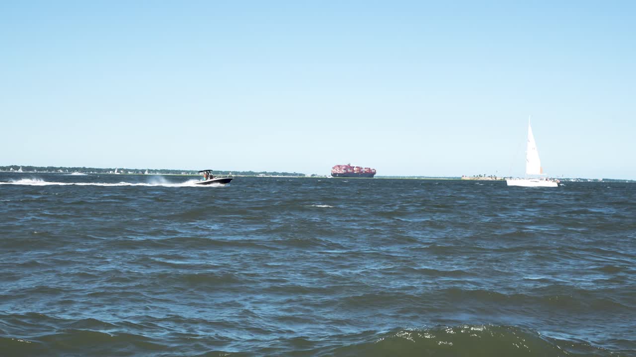 물을 따라 순항하는 보트를 추적하는 와이드 샷