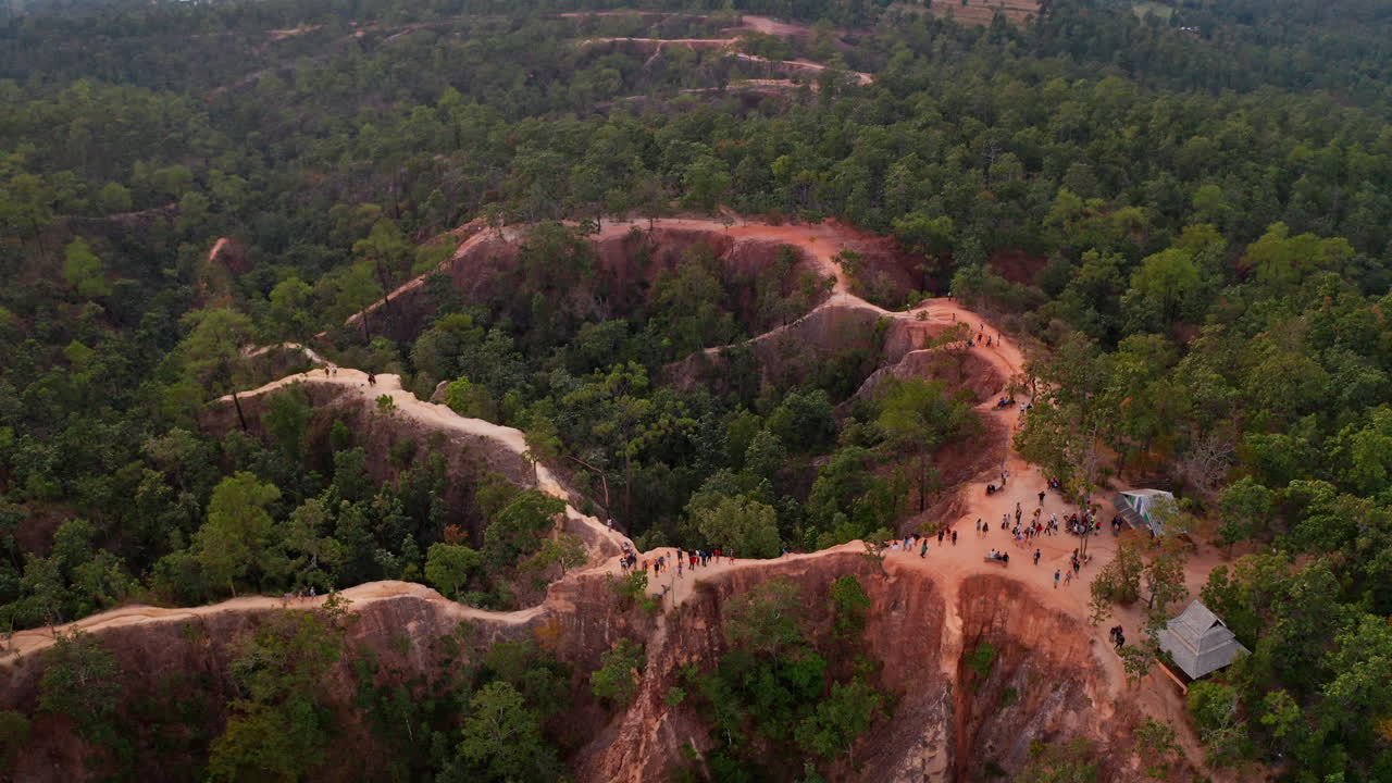 impresionante fotografía de un avión no tripulado del cañón de pai al atardecer en tailandia
