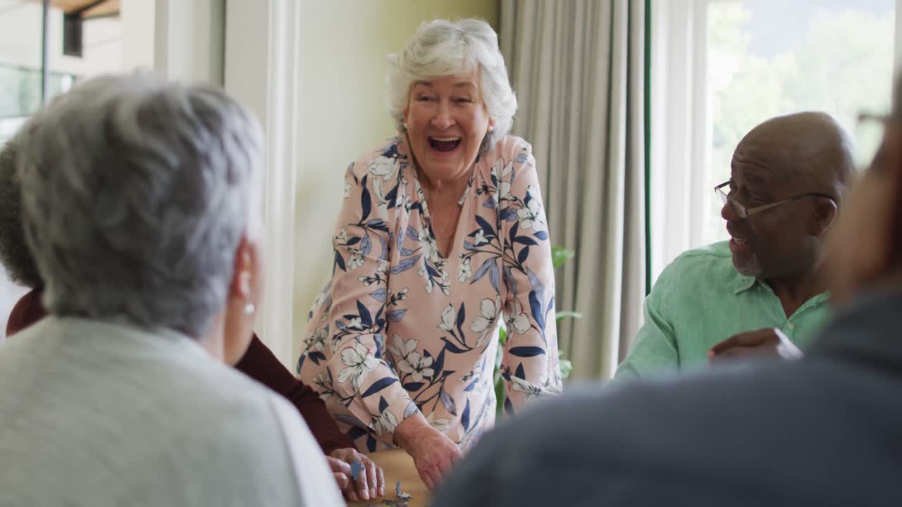 행복 한 다양한 고령 친구 들 이 집 에서 커피 를 마시고 퍼즐 을 만드는 그룹