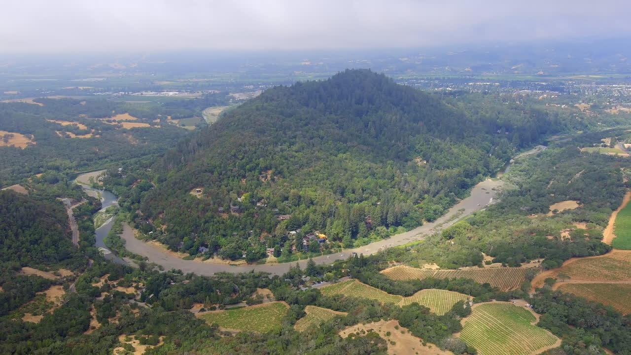 Vue aérienne du parc régional Healdsburg Del Rio, révélant en recul le paysage luxuriant de la vallée de Napa.
