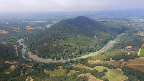 Healdsburg-Del-Rio-Woods-Parque-Regional-Vista-Aérea-Inversión-Revelar-Con-Vistas-Al-Exuberante-Paisaje-Verde-Del-Valle-De-Napa