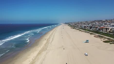 conducción de automóviles en la playa vacía en un día soleado de verano en california, ee.uu.