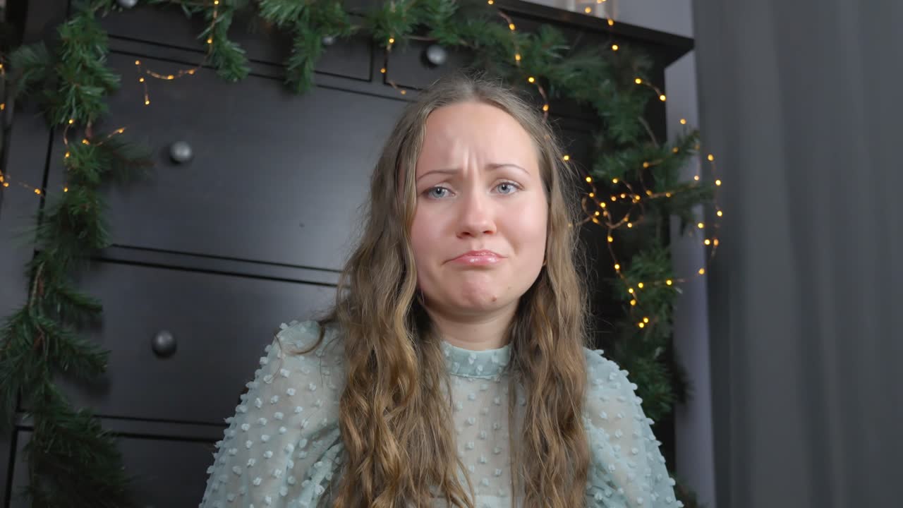 привлекательная женщина открыть рождественский подарок и разочарования, вид изнутри коробки