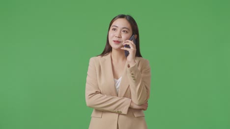 전화 로 이야기 하는 사업가