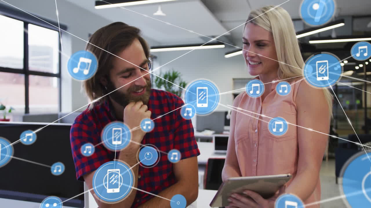 discutiendo el trabajo en la tableta, colegas con música y iconos de tecnología animación en la oficina