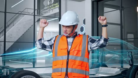 ingeniero emocionado en una instalación automotriz moderna