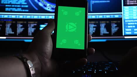 hacker usando un teléfono inteligente frente a pantallas de alta tecnología, con seguimiento de movimiento para reemplazar fácilmente la pantalla