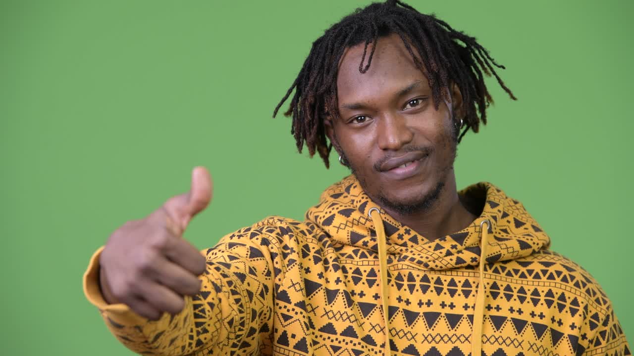 joven y guapo hombre africano dando pulgares hacia arriba