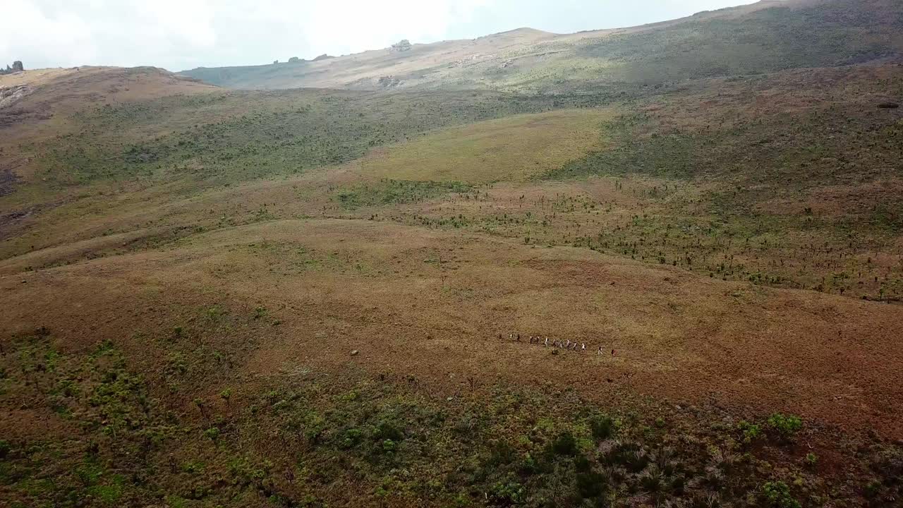Gruppo di escursionisti che scalano il Monte Elgon in Kenya - panoramica aerea