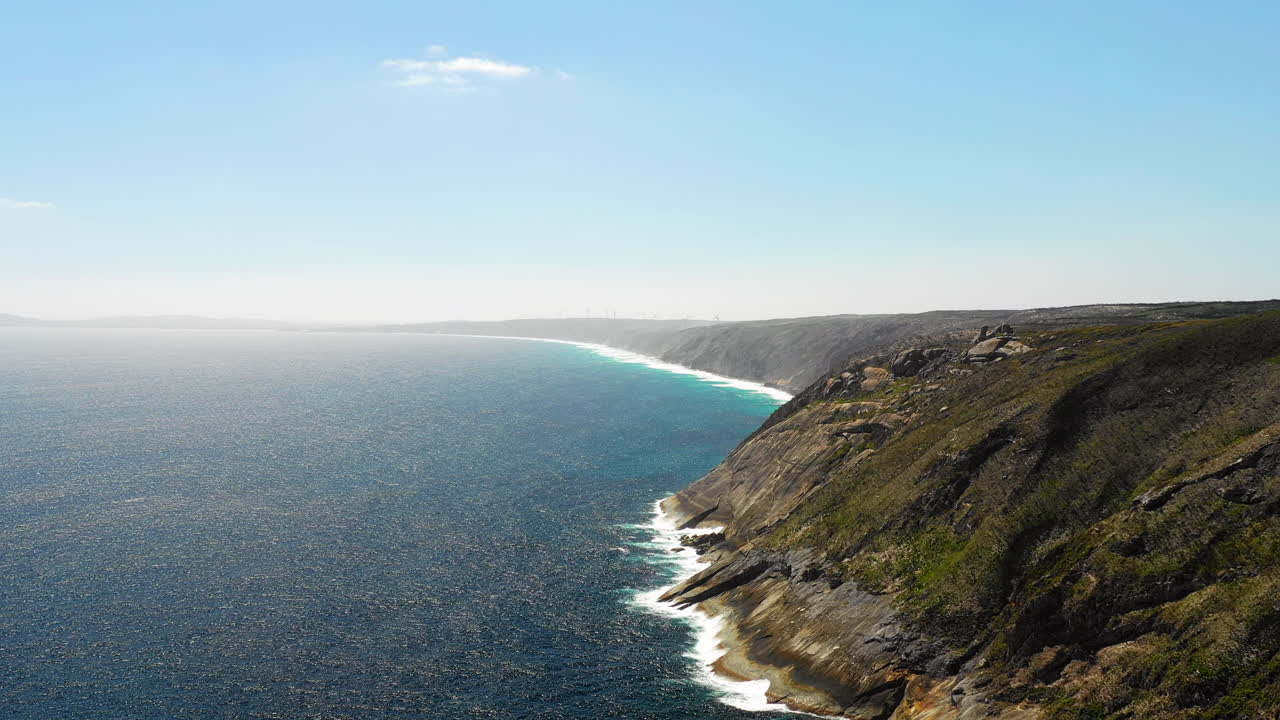 aéreo, disparo de drones con vistas a los acantilados en el mirador de punta afilada y la costa de albany, australia occidental