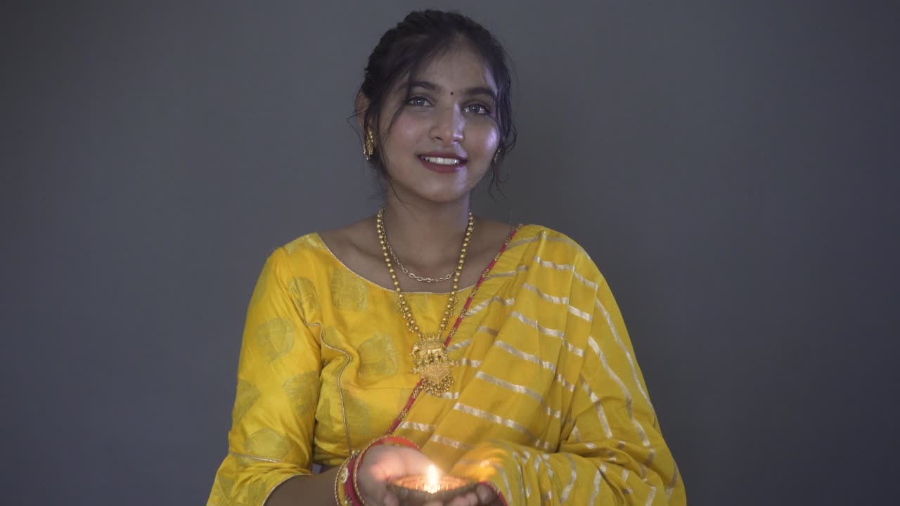 Ragazza indiana in sari indiano con diya Diwali
