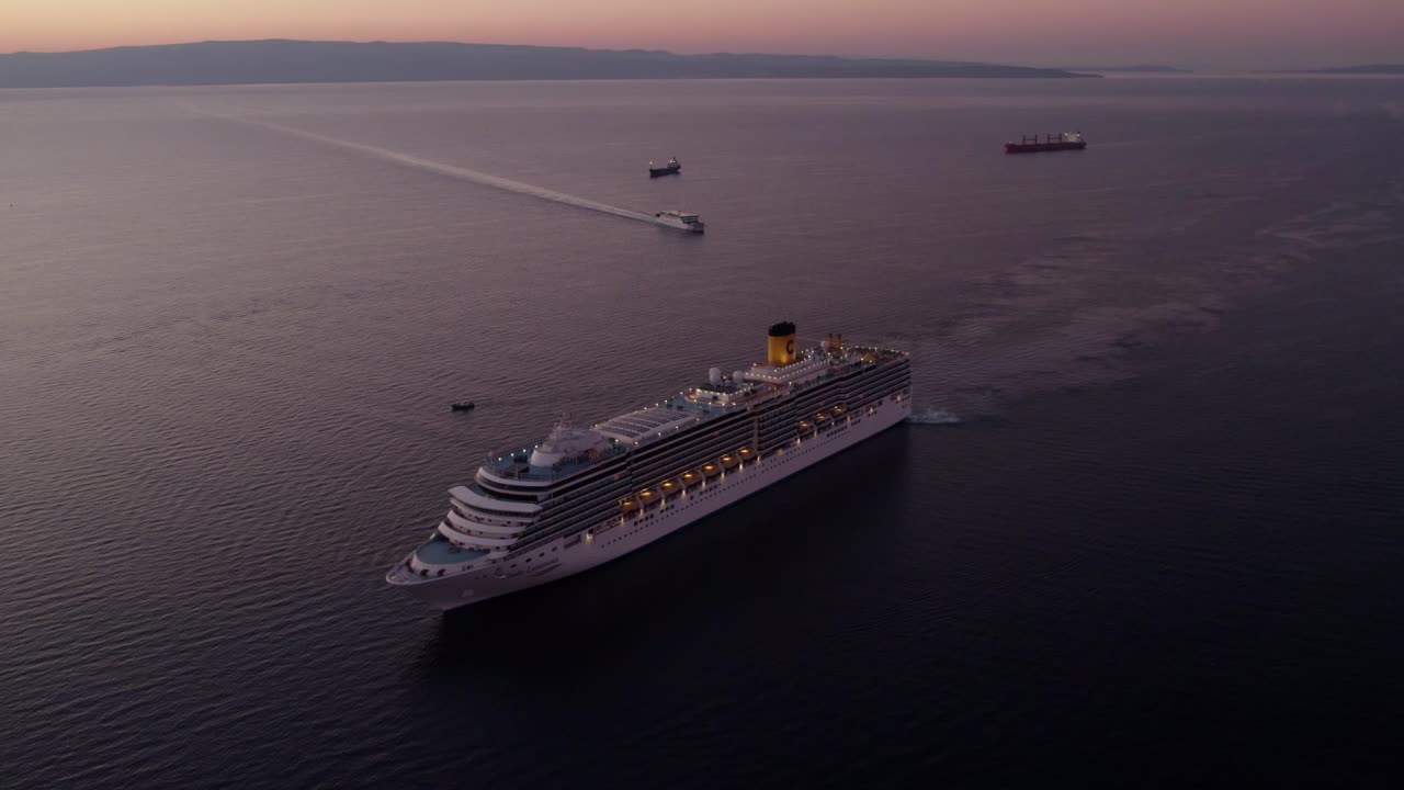 Ovenfra-udsigt af Costa Luminosa, der sejler under en blid solopgang, Split, Kroatien
