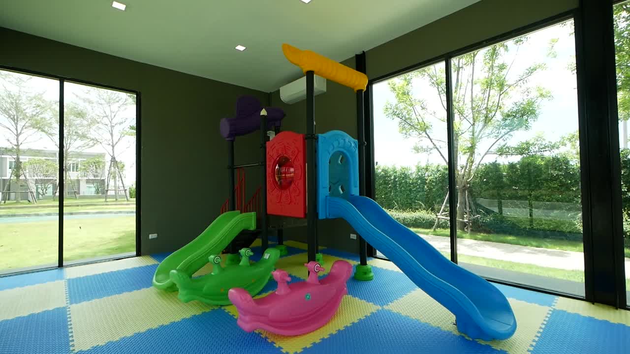 colorido recorrido interior de juegos para niños con pisos blandos