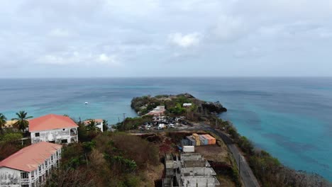 casas en una península tropical junto al mar, establecedor aéreo