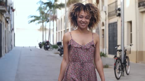 Joven-Mujer-Encantadora-En-Vestido-De-Verano