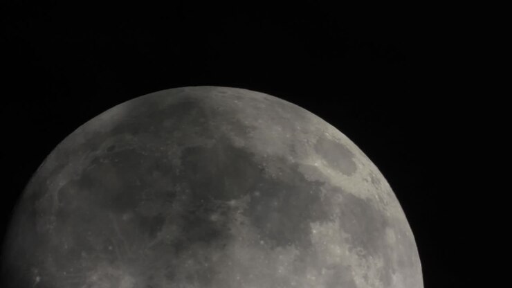 Lua com nuvens, superzoom