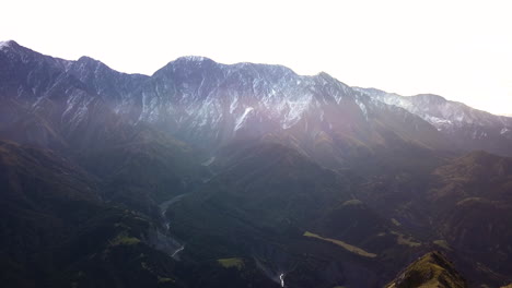 Toma-Aérea-Revelada-Del-Hermoso-Amanecer-Brumoso-En-Mt-Alexander,-Rango-De-Kaikoura-Hacia-El-Mar