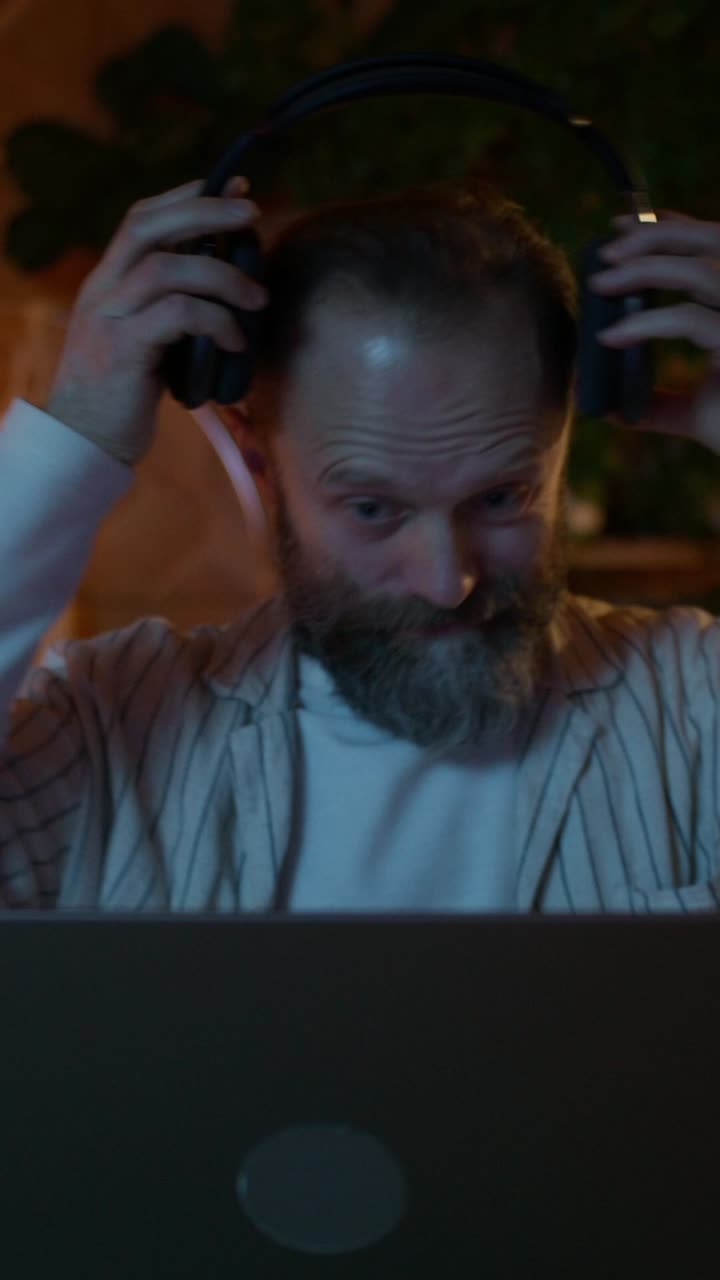 persona que trabaja en una computadora portátil por la noche