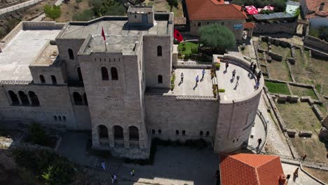 Historisches-Museum-In-Kruja,-Albanischer-Krieger-Und-Nationalheld-Skanderbeg,-Der-Gegen-Osmanen-Kämpft