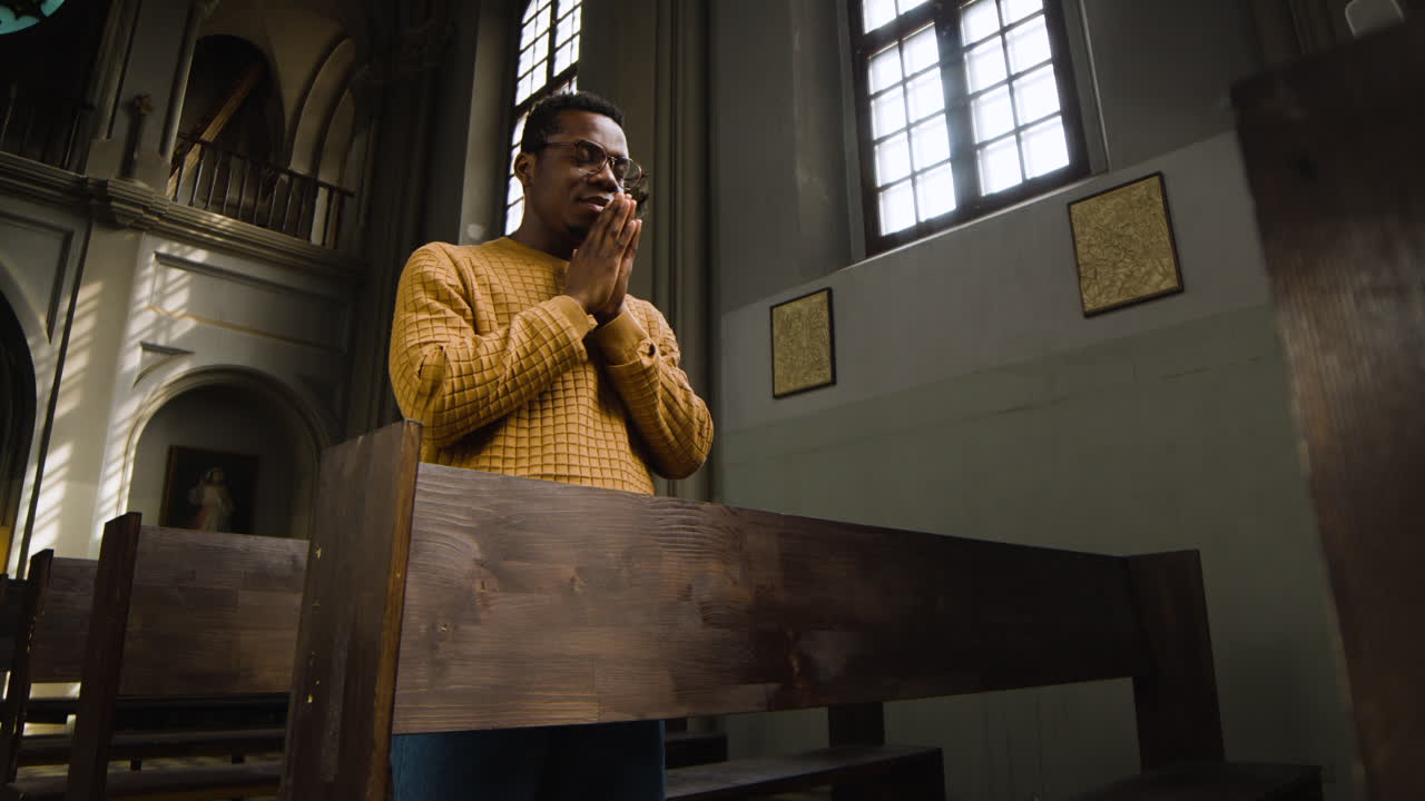 hombre en la misa del domingo