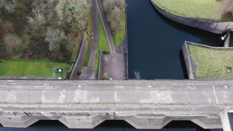 Overhead-Schwenken-Linke-Ansicht-Des-Gehwegs-über-Wimbleball-Dam-Somerset-England